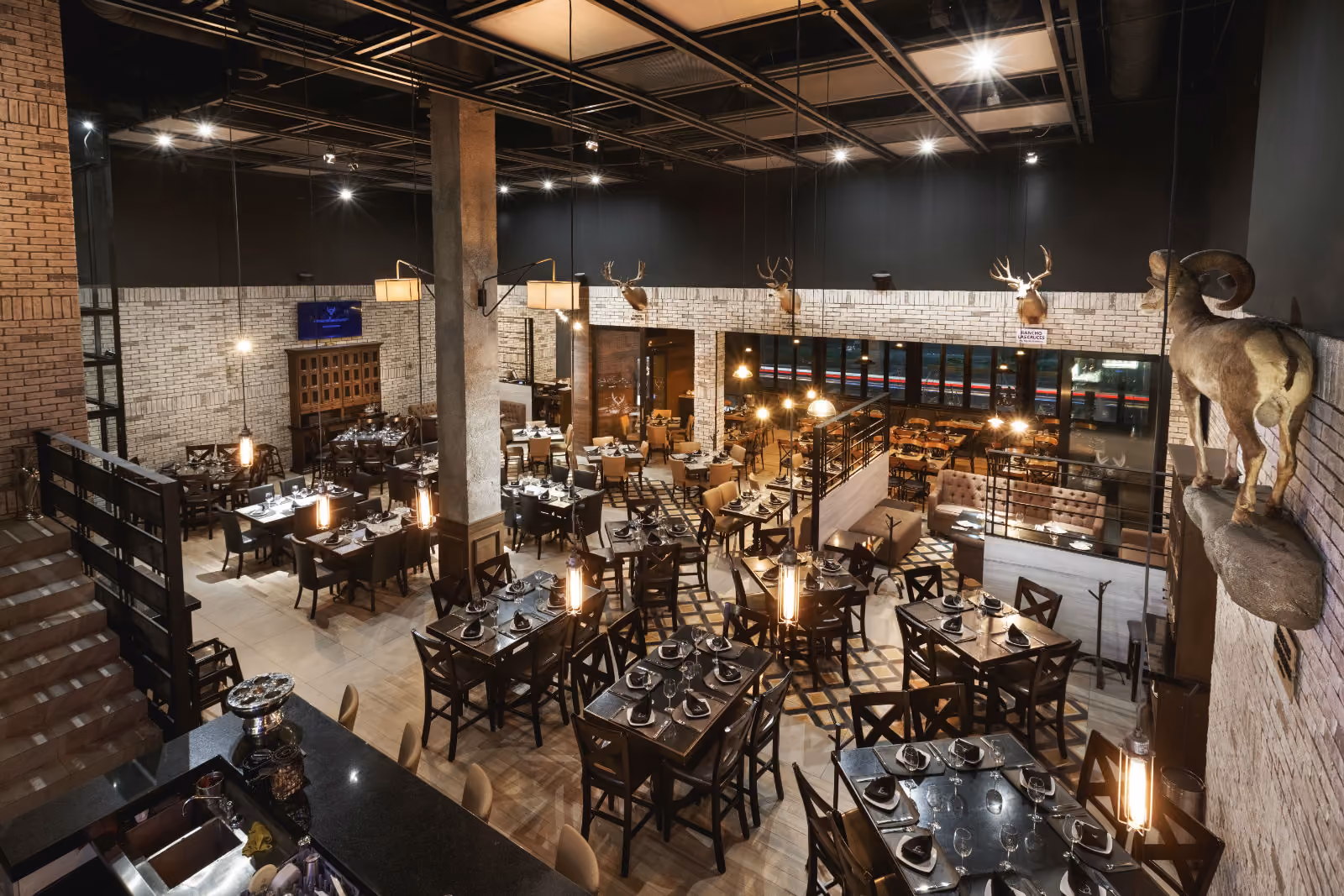 Mesa montada en el salón de Mochomos Hermosillo, cuna de la marca